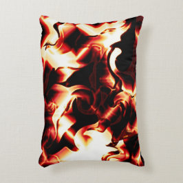 Bärgad eldkraft mot mörkens bakgrund prydnadskudde