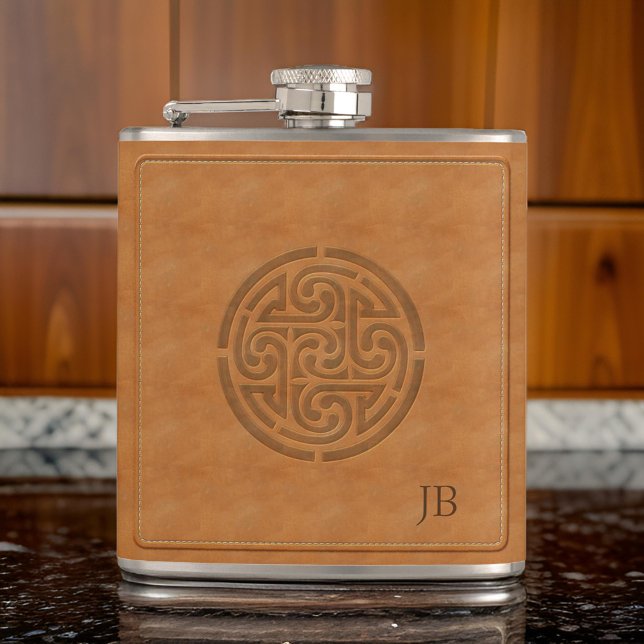 Bärgad keltisk Knot Faux-läder, insvälld irländsk  Fickplunta (Carved Celtic Knot Faux Leather Wrapped Irish Hip Flask On Marble Floor)