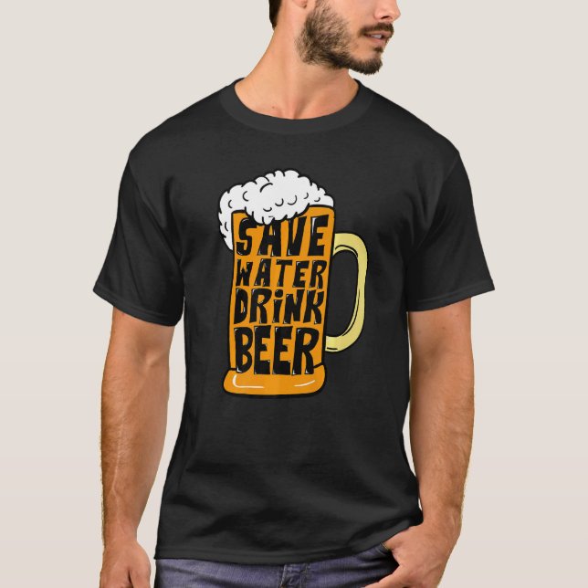Bärglaset som dricker Spara Vatten Drink Beer T Shirt (Framsida)