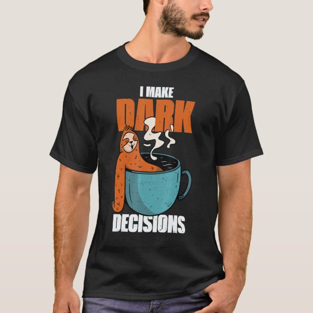 Barista Dark Coffee Cup Sloth I Make Dark Decision T Shirt (Framsida)
