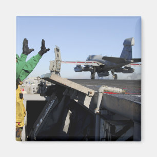 Barkasser för en EA--6Bperson som stryker omkring Magnet