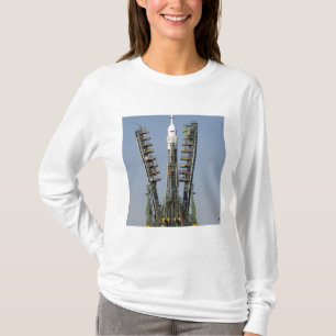 Barkassmaterial till byggnadsställning lyfts in i t-shirt