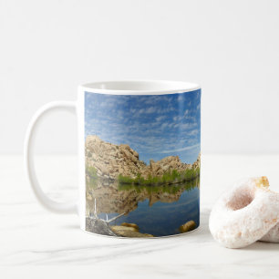 Barker Dam-reflektion vid Joshua Tree II Kaffemugg