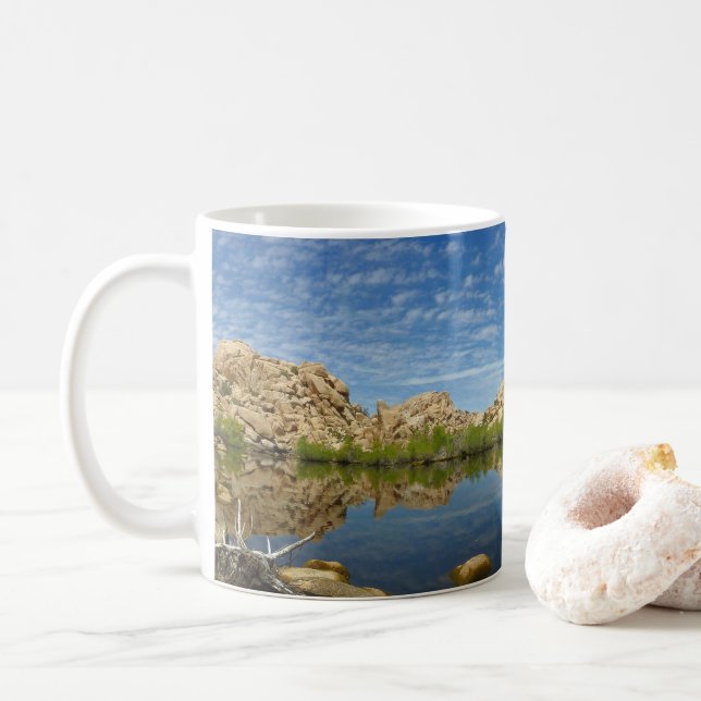 Barker Dam-reflektion vid Joshua Tree II Kaffemugg (Med munk)