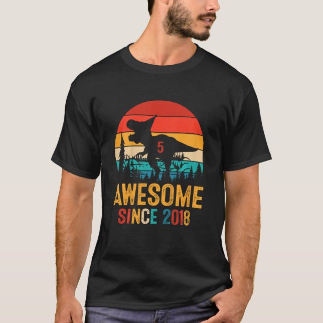 Barn 5 år Gammal Gift Boy 5: Dinosaur Awe T Shirt (Framsida)