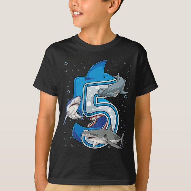Barn 5:e födelsedag Hajar 5 år gammal Ocean  T Shirt (Framsida)
