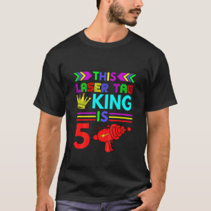 Barn 5:e födelsedagspresent - LaserMärkrn Kung är  T Shirt
