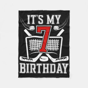 Barn 7-års födelsedag ishockey pojke 7 år gammal i fleecefilt