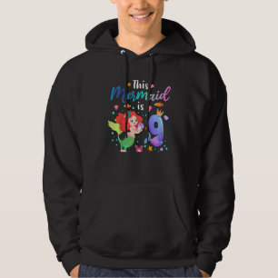 Barn 9 år gammal flicka att simma den här hoodie