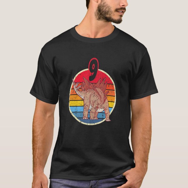 Barn 9:e födelsedagen I Stegosaurus Stenops I Fami T Shirt (Framsida)