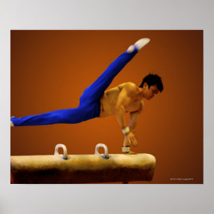 Barn bemannar praktisera gymnastik på pommelen poster