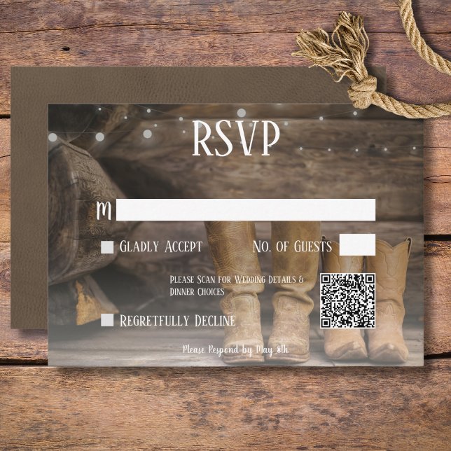 Barn & Boots Rustik Cowboy Western Bröllop QR-kod OSA Kort (Rustic Boots for Two Cowboy Wedding QR Code RSVP Card)