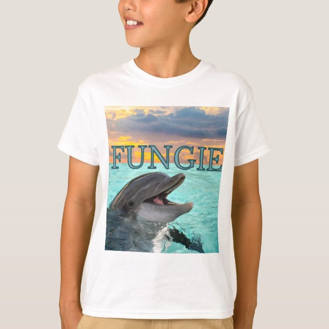 Barn Fungie of the Dolphin T-Shirt (Framsida)
