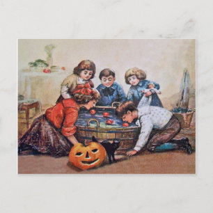 Barn gungar efter äpplen på Halloween Vykort