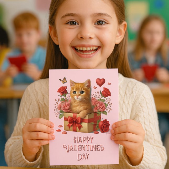 Barn i klassrummet Alla hjärtans dag Cute Kattunge Anteckningskort (Happy girl shows kitten Valentine card in bright classroom perfect for school  card exchange)