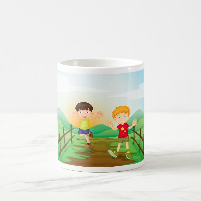 Barn i lycklig som spelar utomhus kaffemugg (Skapare uppladdad)
