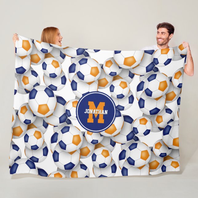 Barn i sportrum, blått orange fotbollslag färg fleecefilt (På plats)