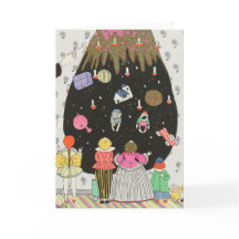 Barn i stugor som dekorerar Julgran