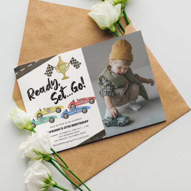 Barn i Tävling tar alla åldersbilder från födelsed Inbjudningar (Skapare uppladdad)