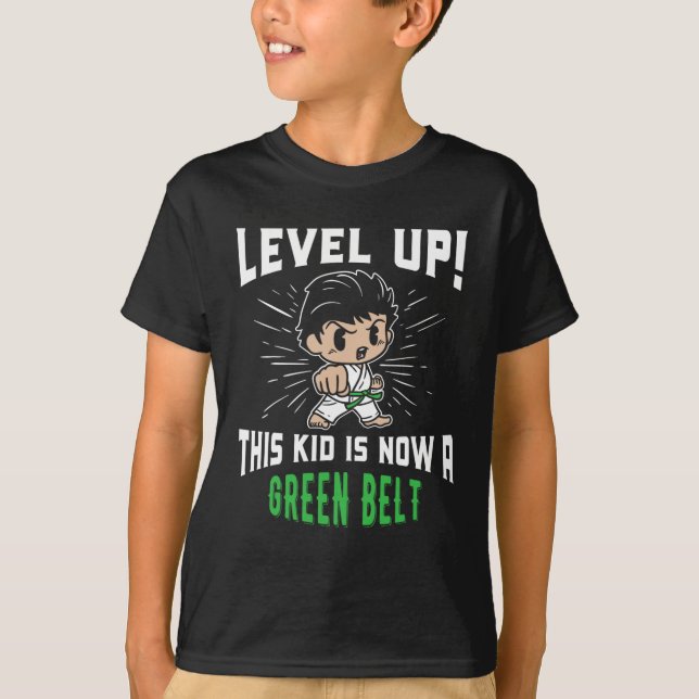 Barn Karate Uniform Grönt Bälte Utmärkelse T-Shirt (Framsida)