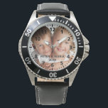 Barn med anpassningsbar foto namn år pappa armbandsur<br><div class="desc">Lägg till ditt eget favoritfoto av din familj,  dina barn,  din fru,  dina barn,  dina vänner eller ditt husdjur. Svarta siffror med minuter. Anpassa och lägga till namn och år,  svart brev. Perfekt till pappa på fars dag,  eller som födelsedag eller julklapp.</div>