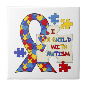 Barn med Autismmedvetenhetbandet Kakelplatta