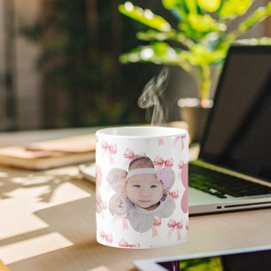 Barn med foto av rosa kaffemugg