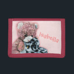 Barn Nalle och anka lägger till ditt namn<br><div class="desc">Anpassa Wallet-för barn med ditt namn. Det här exemplet lyder Isabella. Späd liten plånbok eller handväska för små barn som kärlek nallar och mjukt mjukisdjur anka. Sarah Trett är en unik nalle och anka färgpenna teckning.</div>