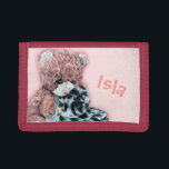 Barn Nalle och anka lägger till ditt namn<br><div class="desc">Anpassa Wallet-för barn med ditt namn. Detta exempel lyder isla. Späd liten plånbok eller handväska för små barn som kärlek nallar och mjukt mjukisdjur ankor. Sarah Trett är en unik nalle och anka färgpenna teckning.</div>