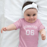 Barn Namn Jersey Number Rosa Sports Cotton T Shirt<br><div class="desc">Skapa din egen anpassningsbar, personlig, coola, unisex-storlek, modernt, snyggt vit typografi/typsnitt/skript, namn ungrammed spelarnummer rosa jersey-klass för baby, 100 % kombed ring spun-toppen-biet-mjuk 1-designad/kroppsdräkt/moderskapare, med EasyTear™-etikett, ett band som är för enkel på och på och enkelt av och förstärkt tresidig förslutning som gör att nedtonande förändringar blir en biofil. Skriv...</div>