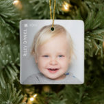 Barn Photo Julgransprydnad Keramik<br><div class="desc">Ditt favoritfoto visas på en keramisk dekoration med namn,  datum och holly-ikon. **TIP: Överför en fyrkantig bild med hög upplösning för bästa resultat. Skapa Julgran prydnadsföremål för dig själv eller ge som en gåva till familj,  vänner,  föräldrar och farföräldrar! MER material,  former och DESIGNS i vår butik.</div>