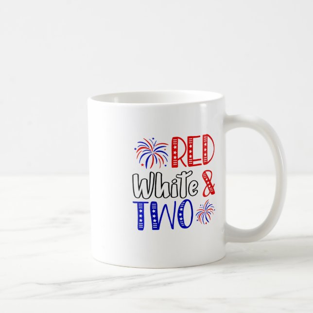 Barn Red White och två andra födelsedagen 4 juli i Kaffemugg (Höger)