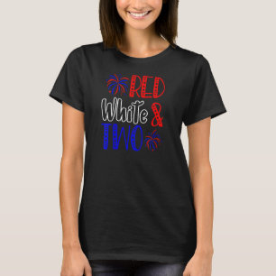 Barn Red White och två andra födelsedagen 4 juli i T Shirt
