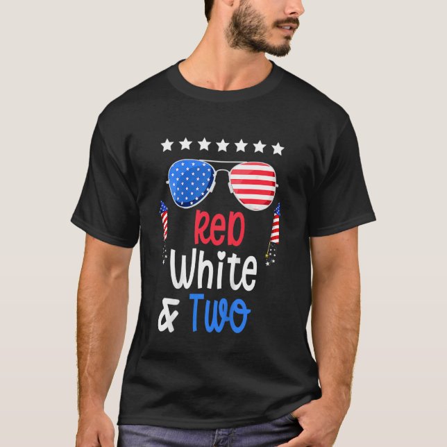 Barn Red White och två andra födelsedagen 4 juli i T Shirt (Framsida)