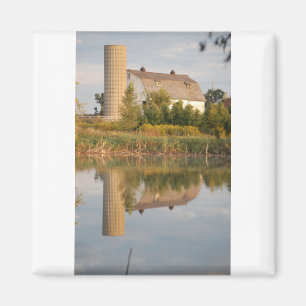 Barn reflekterad i vattnet magnet