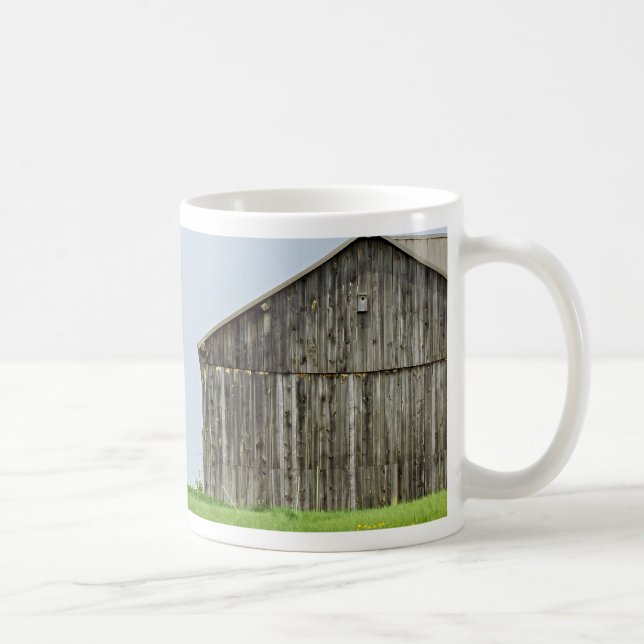 Barn Scene med traktor nära Kaffemugg (Höger)