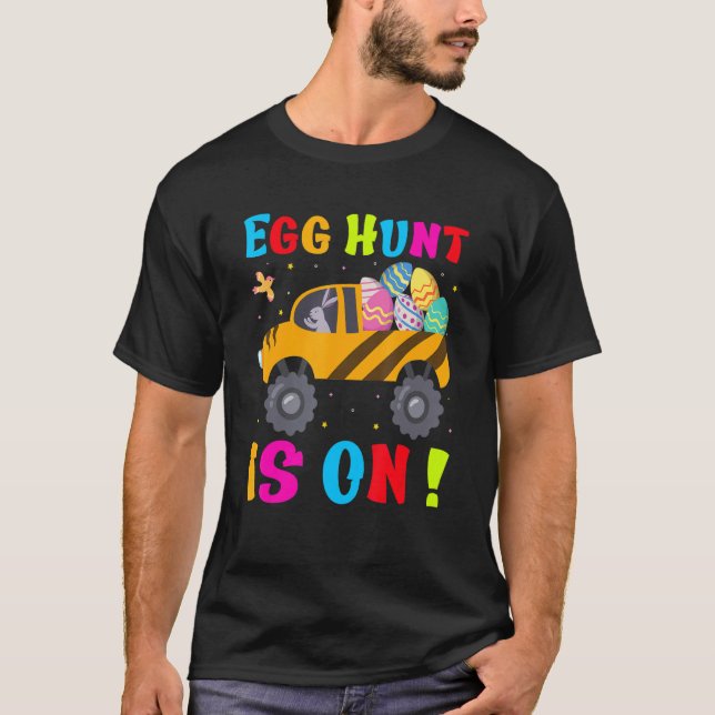 Barn som äger Hunt är på Påskägget Cute Boys T Shirt (Framsida)