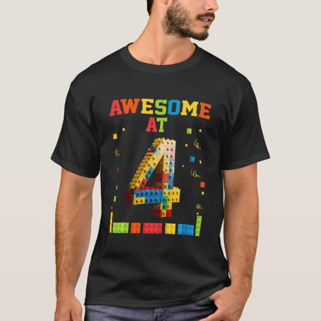 Barn som Bygger block Bricks Fantastisk vid 4 års  T Shirt (Framsida)