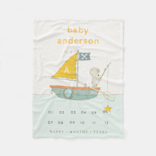 Barn som fiskar i sjöbåten Monogram Baby Milestone Fleecefilt