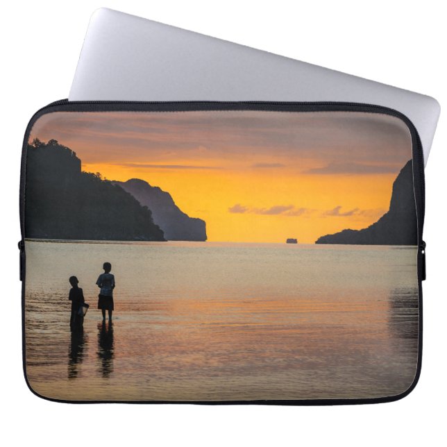 Barn som fiskar vid solnedgång laptop fodral (Framsidan)