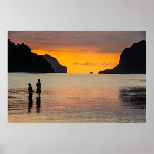 Barn som fiskar vid solnedgång poster (Framsidan)