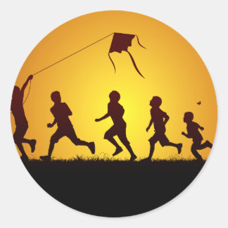 Barn som flyger med en drake runt klistermärke