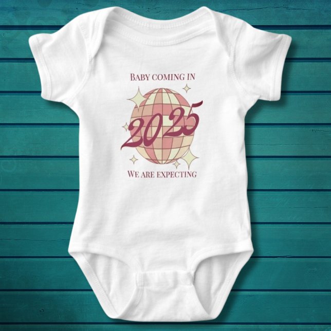 Barn som föds 2025 nyfödd babyshowerpresent t shirt (Skapare uppladdad)