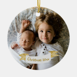Barn som fotograferar julprydnad med år julgransprydnad keramik