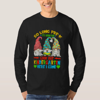 Barn som har varit Roligt och tittar ut Kindergar. T Shirt