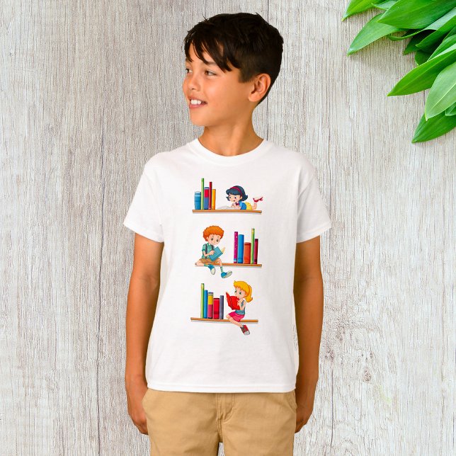 Barn som läser böcker på hylla t shirt (Skapare uppladdad)