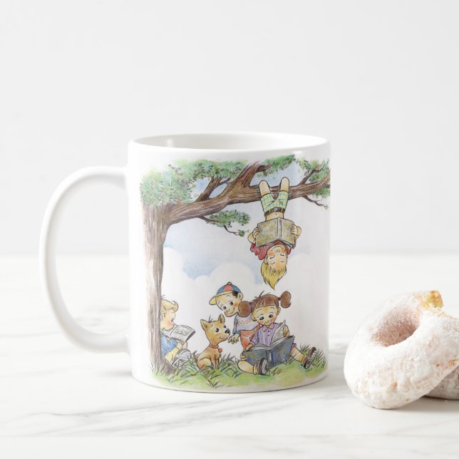 Barn som läser under ett träd kaffemugg (Med munk)
