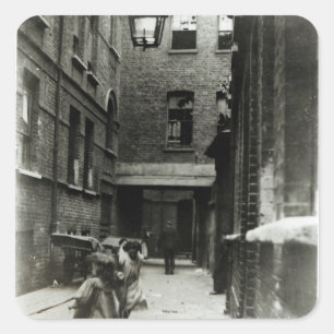 Barn som leker i en slum, 1899 fyrkantigt klistermärke