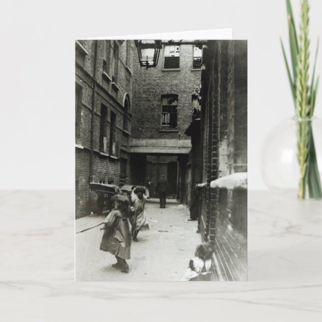 Barn som leker i en slum, 1899 kort (Framsida)