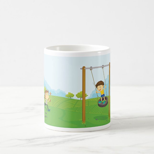Barn som leker på bildäckssvinga kaffemugg (Skapare uppladdad)